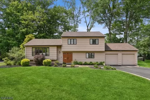 6 Thurston Dr, Livingston, NJ 07039