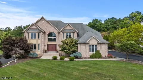 77 Liberty Ridge Trl, Totowa, NJ 07512