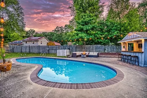 9 Pequot Trl, Jefferson, NJ 07438
