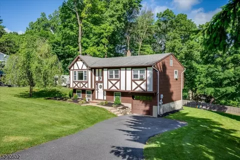 26 Tall Oaks Rd, Sparta, NJ 07871