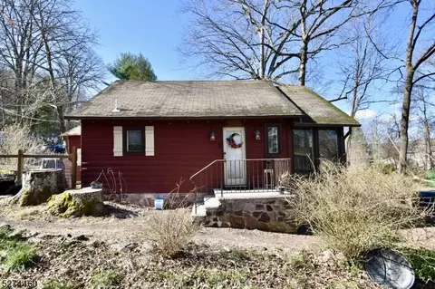 28 Old Woodland Trl, Jefferson, NJ 07438