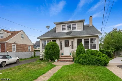 21 Church St, Elmwood Park, NJ 07407