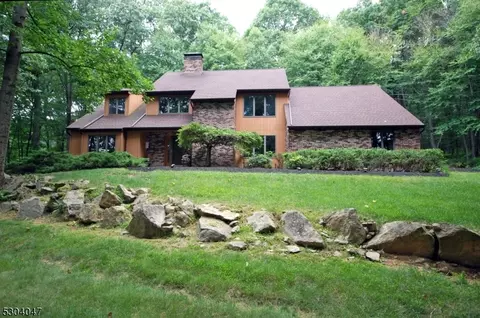 8 Melody Ln, Belvidere, NJ 07823