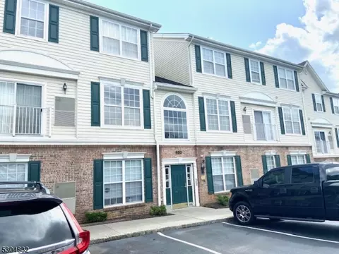 271 Windmill Ct, Phillipsburg, NJ 08865