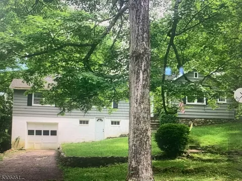 916 Edgewood Dr, Newton, NJ 07860