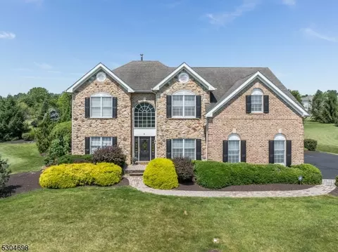 6 Wyckoff Ct, Franklin Twp, NJ 08802