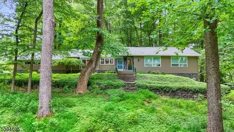 23 Twin Brooks Trl, Chester, NJ 07930