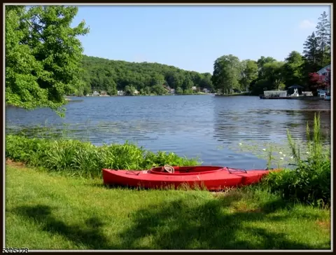 11 Lake Dr, Stanhope, NJ 07874