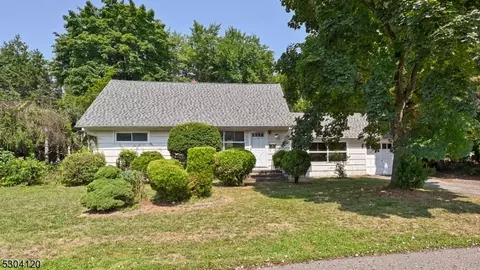 7 White Oak Ln, Wayne, NJ 07470