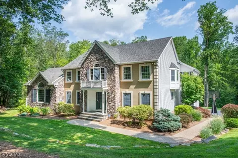 28 Wilkeshire Blvd, Randolph, NJ 07869