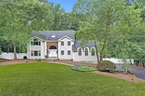 17 Castle Ct, Randolph, NJ 07869