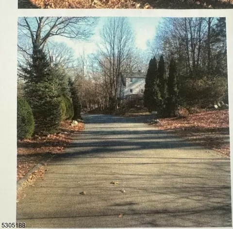 48 Overlook Rd, Bloomingdale Boro, NJ 07403