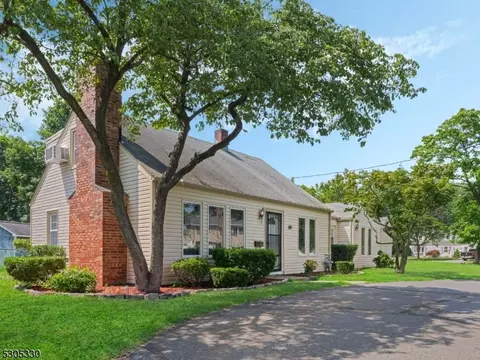 99 Village Rd, Pequannock Twp, NJ 07444