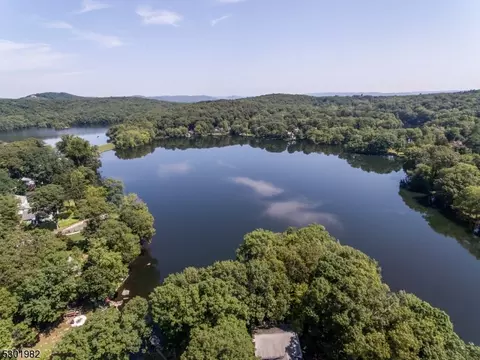 7 S Point Ter, Kinnelon, NJ 07405
