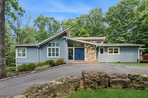 66 Nottingham Dr, Watchung, NJ 07069