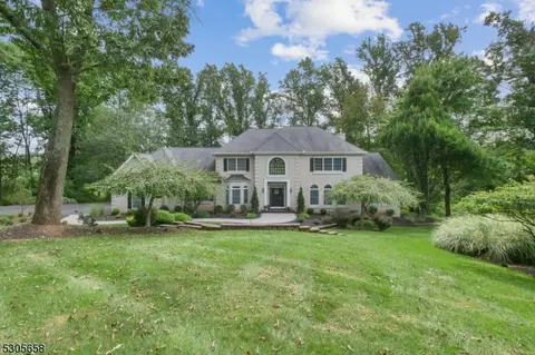 17 Forestdale Dr, Readington Twp, NJ 08889