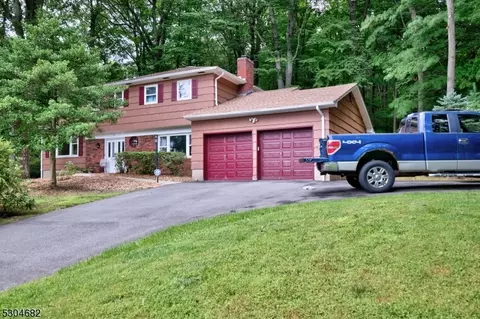 27 Mildred Ter, Roxbury Township, NJ 07836