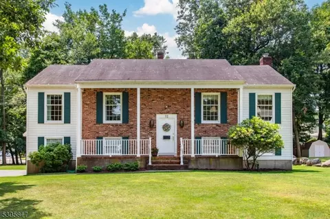 12 Robin Ln, Oakland, NJ 07436