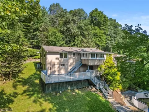 655 Winding Brook Ln, Califon, NJ 07830