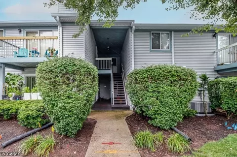 32 Beaconsfield Pl, Somerset, NJ 08873