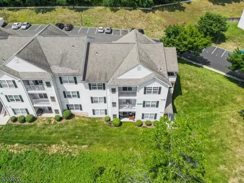 1436 King Ct, Green Brook, NJ 08812