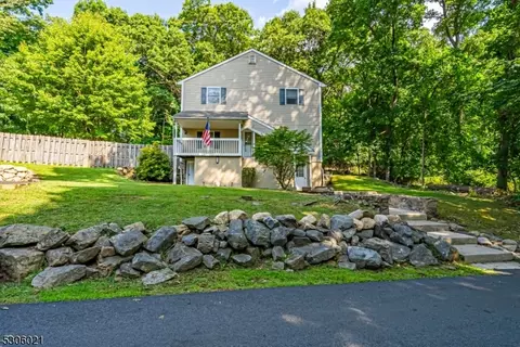 38 Lozier Rd, Mount Olive, NJ 07828