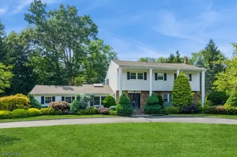 24 Stratford Dr, Livingston, NJ 07039