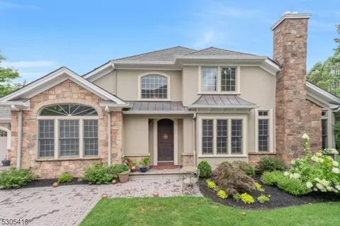 27 Windsor Ln, Ramsey, NJ 07446