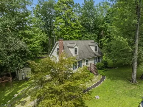 22 Pine Dr, Belvidere, NJ 07823