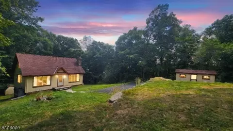 11 Crestview Dr, Stanhope, NJ 07874