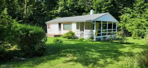 5 Summit Rd, Hardyston, NJ 07460