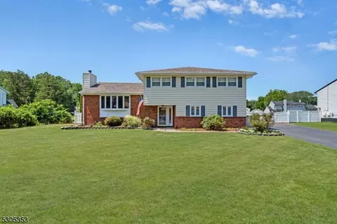 5 Briarwood Dr, Fairfield, NJ 07004