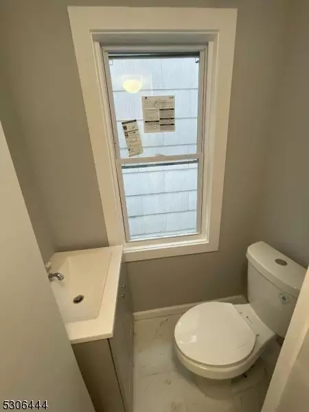142 S 10th St, Newark, NJ 07107