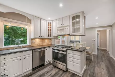 793 Jersey Pl, Paramus, NJ 07652 photo 12