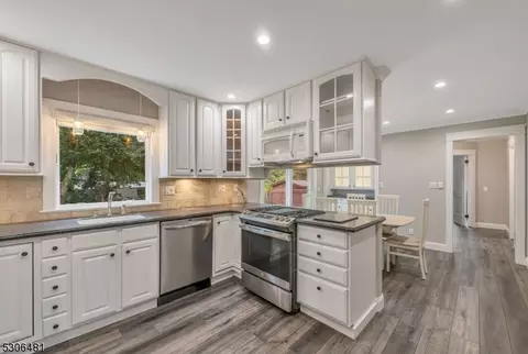 793 Jersey Pl, Paramus, NJ 07652 photo 11