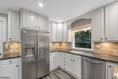 793 Jersey Pl, Paramus, NJ 07652 photo 10