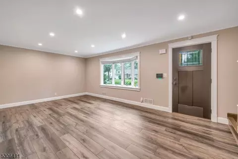 793 Jersey Pl, Paramus, NJ 07652 photo 6