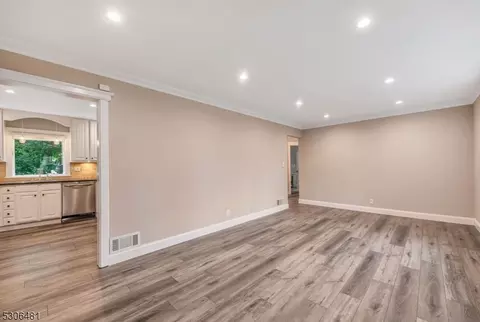 793 Jersey Pl, Paramus, NJ 07652 photo 8