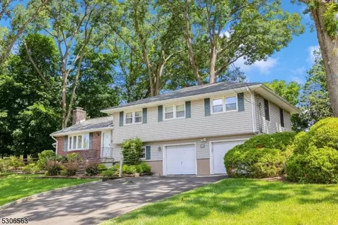 21 Crest Dr, Midland Park, NJ 07432
