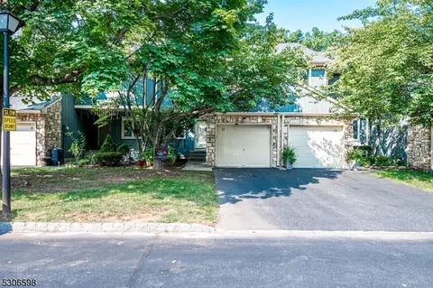 17 Bond St, Bridgewater, NJ 08807