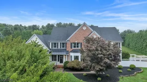 4 Tiger Brook Ln, Chester, NJ 07930