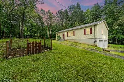 8 Steenykill Rd, Montague, NJ 07827
