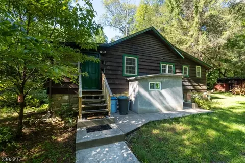 10 Oak Ln, Sussex, NJ 07461