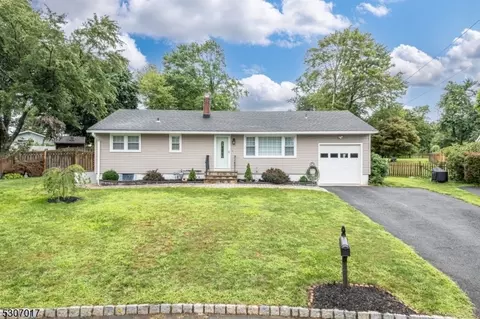 22 Valley View Dr, Mine Hill, NJ 07803