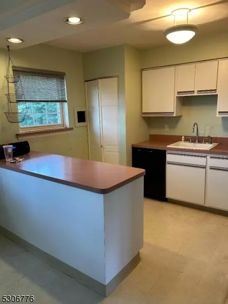 41 Atherton Ct # B, Wayne, NJ 07470 photo 9