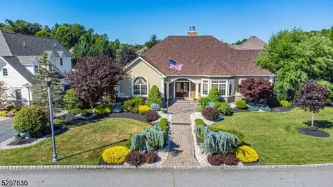 17 Liberty Ct, Fairfield, NJ 07004