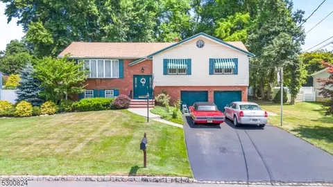 19 Henning Dr, Fairfield, NJ 07004