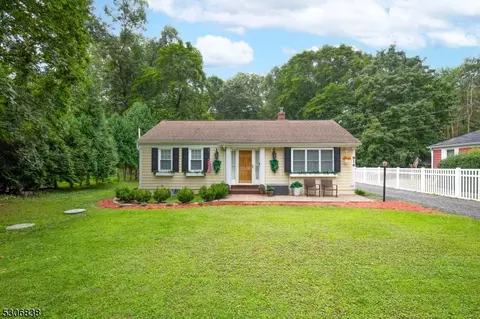 916 Crystal Lake Ter, Franklin Lakes, NJ 07417