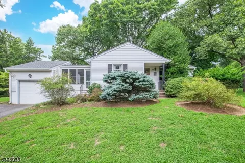 92 Spear St, Oakland, NJ 07436