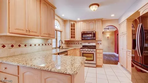 13 Fanwood Dr, Sayreville, NJ 08872